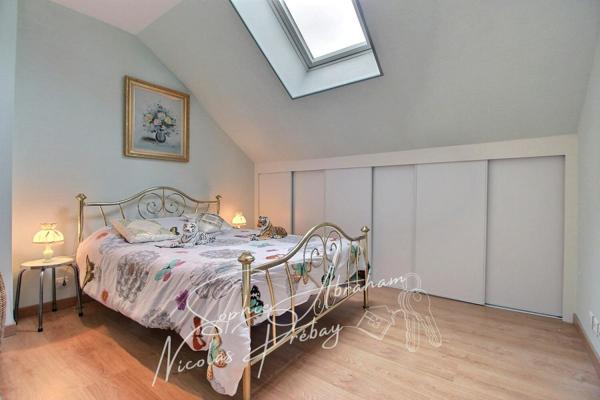 Maison familiale, 4 chambres avec grand terrain. Commerces et écoles sur place !