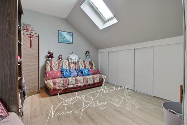 Maison familiale, 4 chambres avec grand terrain. Commerces et écoles sur place !