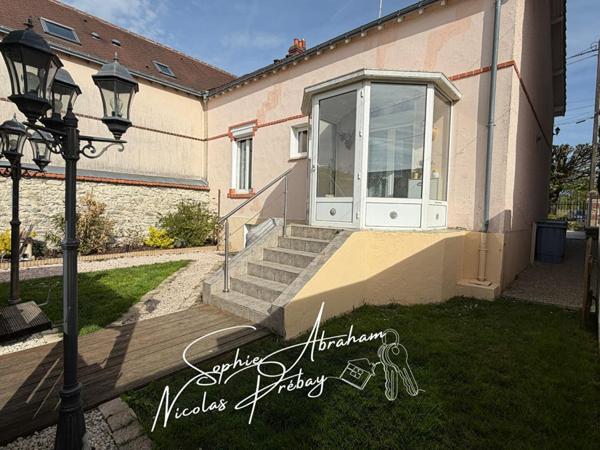 Maison familiale, 4 chambres avec grand terrain. Commerces et écoles sur place !