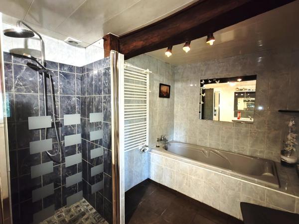 Propriété rurale sur 3.9Ha, dans un écrin de verdure, bordée par le Lathan