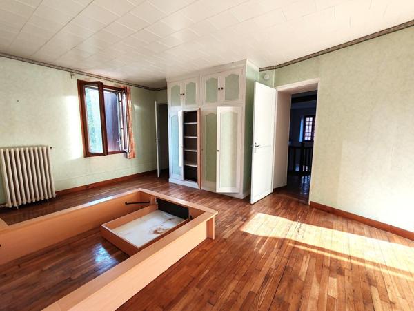 Propriété rurale sur 3.9Ha, dans un écrin de verdure, bordée par le Lathan