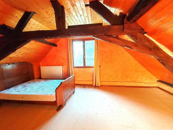 Propriété rurale sur 3.9Ha, dans un écrin de verdure, bordée par le Lathan