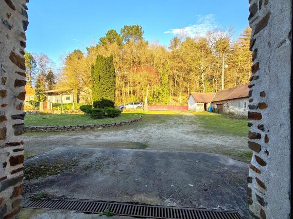Propriété rurale sur 3.9Ha, dans un écrin de verdure, bordée par le Lathan