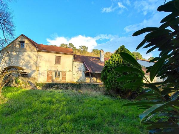 Propriété rurale sur 3.9Ha, dans un écrin de verdure, bordée par le Lathan