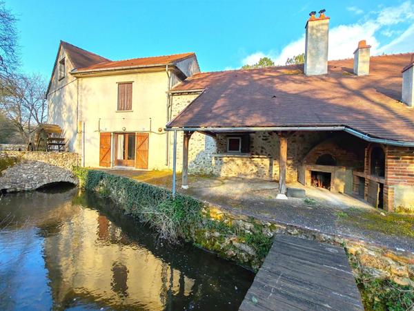 Propriété rurale sur 3.9Ha, dans un écrin de verdure, bordée par le Lathan