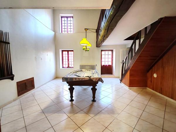 Propriété rurale sur 3.9Ha, dans un écrin de verdure, bordée par le Lathan