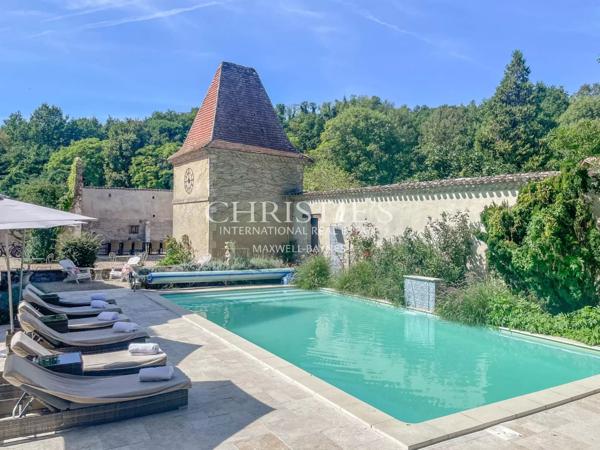 La Maison de Maître en Pierre dans la Forêt, nichée dans un paisible hameau le long de la pittoresque rivière Dordogne.