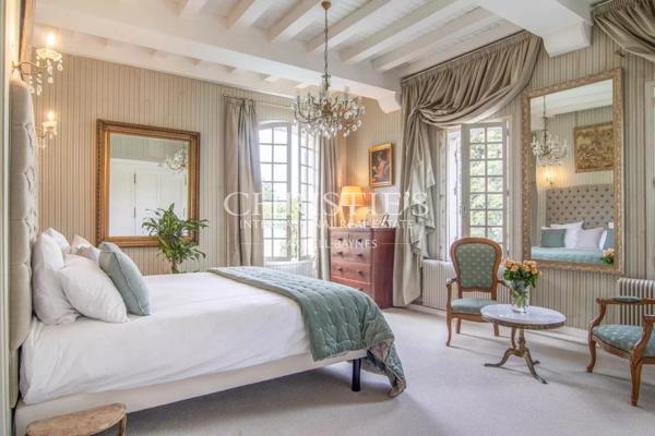 La Maison de Maître en Pierre dans la Forêt, nichée dans un paisible hameau le long de la pittoresque rivière Dordogne.