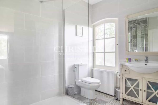 La Maison de Maître en Pierre dans la Forêt, nichée dans un paisible hameau le long de la pittoresque rivière Dordogne.