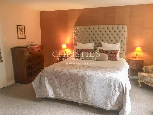 La Maison de Maître en Pierre dans la Forêt, nichée dans un paisible hameau le long de la pittoresque rivière Dordogne.