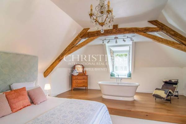 La Maison de Maître en Pierre dans la Forêt, nichée dans un paisible hameau le long de la pittoresque rivière Dordogne.