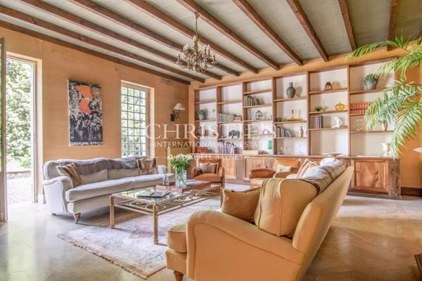 La Maison de Maître en Pierre dans la Forêt, nichée dans un paisible hameau le long de la pittoresque rivière Dordogne.