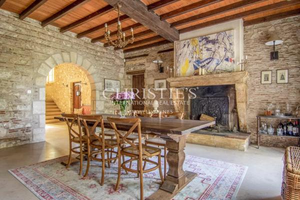 La Maison de Maître en Pierre dans la Forêt, nichée dans un paisible hameau le long de la pittoresque rivière Dordogne.