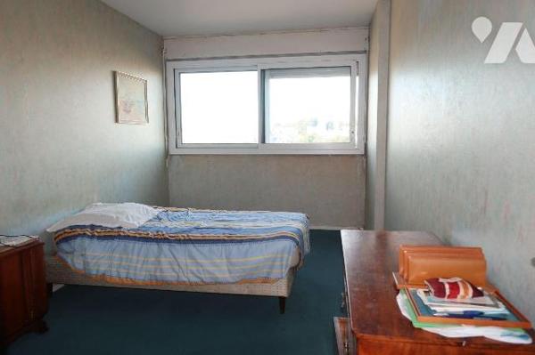 Quartier piscine de Recouvrance- Appartement T5 au 4ème et dernier comprenant : entrée, cuisine...