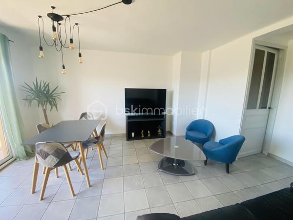 Idéalement situé à moins de 200 mètres de la plage des Lônes, ce bel appartement saura vous séduire par sa luminosité et son emplacement privilégié.
Situé au deuxième et dernier étage d'une petite résidence calme et sécurisée, il bénéficie d'une exposition traversante Nord-Sud lui offrant une belle lumière naturelle tout au long de la journée ainsi qu'un joli aperçu mer depuis le balcon de la cuisine. Le salon exposé plein Sud est lumineux et chaleureux.

L'appartement se compose de :
- Un salon / salle à manger avec balcon
- Une cuisine fonctionnelle avec balcon
- Deux chambres
- Une salle de bain
- Un wc séparé

Les + :
- Aperçu mer
- Dernier étage
- Résidence sécurisée à taille humaine
- Cave
- Places libres dans la résidence, stationnement facile pour vos invités
- Sans vis à vis
- Un emplacement idéal pour profiter de la mer au quotidien
- Toutes les commodités à proximité

POSSIBILITE D'ACQUERIR UN GARAGE EN SUS

Un bien rare dans un secteur recherché, idéal en résidence principale ou secondaire.

A visiter sans tarder !