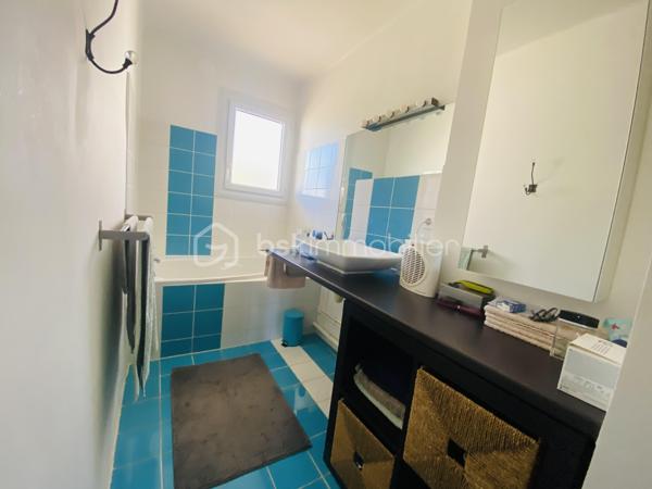 Idéalement situé à moins de 200 mètres de la plage des Lônes, ce bel appartement saura vous séduire par sa luminosité et son emplacement privilégié.
Situé au deuxième et dernier étage d'une petite résidence calme et sécurisée, il bénéficie d'une exposition traversante Nord-Sud lui offrant une belle lumière naturelle tout au long de la journée ainsi qu'un joli aperçu mer depuis le balcon de la cuisine. Le salon exposé plein Sud est lumineux et chaleureux.

L'appartement se compose de :
- Un salon / salle à manger avec balcon
- Une cuisine fonctionnelle avec balcon
- Deux chambres
- Une salle de bain
- Un wc séparé

Les + :
- Aperçu mer
- Dernier étage
- Résidence sécurisée à taille humaine
- Cave
- Places libres dans la résidence, stationnement facile pour vos invités
- Sans vis à vis
- Un emplacement idéal pour profiter de la mer au quotidien
- Toutes les commodités à proximité

POSSIBILITE D'ACQUERIR UN GARAGE EN SUS

Un bien rare dans un secteur recherché, idéal en résidence principale ou secondaire.

A visiter sans tarder !