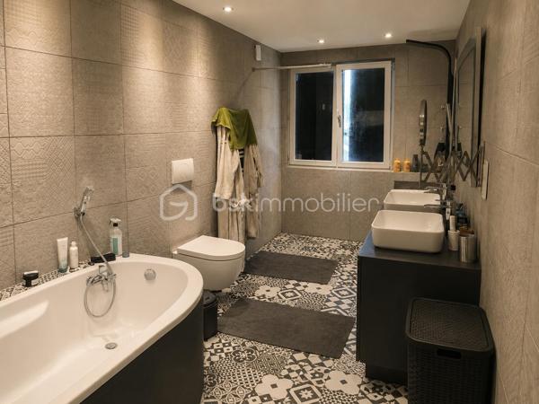 Idéalement située à proximité du centre ville - des écoles, commerces, transports, découvrez cette maison de ville offrant 214 m² habitables.

Un espace de vie généreux et lumineux
vaste séjour climatisé baigné de lumière, parfait pour vos moments de partage - Cuisine séparée avec salle à manger

- 5 chambres, dont une superbe suite parentale de 45 m² avec dressing et salle de bain privative et possibilité 8.

- 3 salles de bains et 3 WC pour le confort de tous.

De 2 grandes terrasses idéales pour recevoir et profiter des belles journées ensoleillées.
Un extérieur pensé pour la détente
Côté jardin, un espace piscine soigneusement aménagé vous invite à la relaxation en toute intimité. 

Un garage motos fermé.

🚀  Un potentiel d'évolution exceptionnel !
        La possibilité d'aménager encore 30 m² de combles selon vos envies.

Grâce à ses volumes hors normes et sa configuration, cette propriété est le couteau suisse de l'immobilier. Elle s'adaptera parfaitement à tous vos projets.
Possibilité de scinder la maison en 2 appartements avec entrées séparées.

Famille recomposée ou projet de colocation : Chacun y trouvera son espace de liberté.

Projet professionnel / Indépendants : Idéal pour exercer à domicile sans empiéter sur la vie privée.

Accueil et services : Une configuration parfaite pour un projet de garde d'enfants (assistante maternelle) ou d'accueil d'adultes.

Ne laissez pas passer cette opportunité unique alliant confort, espace et emplacement privilégié.

📞 Contactez-moi dès aujourd'hui pour organiser votre visite 06 01 82 85 97 !