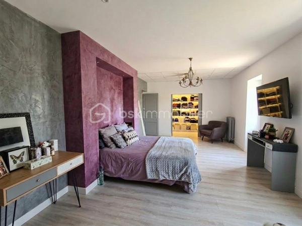 Idéalement située à proximité du centre ville - des écoles, commerces, transports, découvrez cette maison de ville offrant 214 m² habitables.

Un espace de vie généreux et lumineux
vaste séjour climatisé baigné de lumière, parfait pour vos moments de partage - Cuisine séparée avec salle à manger

- 5 chambres, dont une superbe suite parentale de 45 m² avec dressing et salle de bain privative et possibilité 8.

- 3 salles de bains et 3 WC pour le confort de tous.

De 2 grandes terrasses idéales pour recevoir et profiter des belles journées ensoleillées.
Un extérieur pensé pour la détente
Côté jardin, un espace piscine soigneusement aménagé vous invite à la relaxation en toute intimité. 

Un garage motos fermé.

🚀  Un potentiel d'évolution exceptionnel !
        La possibilité d'aménager encore 30 m² de combles selon vos envies.

Grâce à ses volumes hors normes et sa configuration, cette propriété est le couteau suisse de l'immobilier. Elle s'adaptera parfaitement à tous vos projets.
Possibilité de scinder la maison en 2 appartements avec entrées séparées.

Famille recomposée ou projet de colocation : Chacun y trouvera son espace de liberté.

Projet professionnel / Indépendants : Idéal pour exercer à domicile sans empiéter sur la vie privée.

Accueil et services : Une configuration parfaite pour un projet de garde d'enfants (assistante maternelle) ou d'accueil d'adultes.

Ne laissez pas passer cette opportunité unique alliant confort, espace et emplacement privilégié.

📞 Contactez-moi dès aujourd'hui pour organiser votre visite 06 01 82 85 97 !