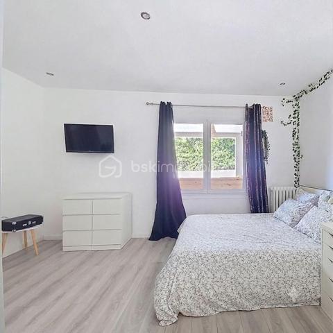 Idéalement située à proximité du centre ville - des écoles, commerces, transports, découvrez cette maison de ville offrant 214 m² habitables.

Un espace de vie généreux et lumineux
vaste séjour climatisé baigné de lumière, parfait pour vos moments de partage - Cuisine séparée avec salle à manger

- 5 chambres, dont une superbe suite parentale de 45 m² avec dressing et salle de bain privative et possibilité 8.

- 3 salles de bains et 3 WC pour le confort de tous.

De 2 grandes terrasses idéales pour recevoir et profiter des belles journées ensoleillées.
Un extérieur pensé pour la détente
Côté jardin, un espace piscine soigneusement aménagé vous invite à la relaxation en toute intimité. 

Un garage motos fermé.

🚀  Un potentiel d'évolution exceptionnel !
        La possibilité d'aménager encore 30 m² de combles selon vos envies.

Grâce à ses volumes hors normes et sa configuration, cette propriété est le couteau suisse de l'immobilier. Elle s'adaptera parfaitement à tous vos projets.
Possibilité de scinder la maison en 2 appartements avec entrées séparées.

Famille recomposée ou projet de colocation : Chacun y trouvera son espace de liberté.

Projet professionnel / Indépendants : Idéal pour exercer à domicile sans empiéter sur la vie privée.

Accueil et services : Une configuration parfaite pour un projet de garde d'enfants (assistante maternelle) ou d'accueil d'adultes.

Ne laissez pas passer cette opportunité unique alliant confort, espace et emplacement privilégié.

📞 Contactez-moi dès aujourd'hui pour organiser votre visite 06 01 82 85 97 !
