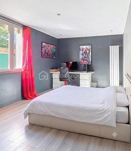 Idéalement située à proximité du centre ville - des écoles, commerces, transports, découvrez cette maison de ville offrant 214 m² habitables.

Un espace de vie généreux et lumineux
vaste séjour climatisé baigné de lumière, parfait pour vos moments de partage - Cuisine séparée avec salle à manger

- 5 chambres, dont une superbe suite parentale de 45 m² avec dressing et salle de bain privative et possibilité 8.

- 3 salles de bains et 3 WC pour le confort de tous.

De 2 grandes terrasses idéales pour recevoir et profiter des belles journées ensoleillées.
Un extérieur pensé pour la détente
Côté jardin, un espace piscine soigneusement aménagé vous invite à la relaxation en toute intimité. 

Un garage motos fermé.

🚀  Un potentiel d'évolution exceptionnel !
        La possibilité d'aménager encore 30 m² de combles selon vos envies.

Grâce à ses volumes hors normes et sa configuration, cette propriété est le couteau suisse de l'immobilier. Elle s'adaptera parfaitement à tous vos projets.
Possibilité de scinder la maison en 2 appartements avec entrées séparées.

Famille recomposée ou projet de colocation : Chacun y trouvera son espace de liberté.

Projet professionnel / Indépendants : Idéal pour exercer à domicile sans empiéter sur la vie privée.

Accueil et services : Une configuration parfaite pour un projet de garde d'enfants (assistante maternelle) ou d'accueil d'adultes.

Ne laissez pas passer cette opportunité unique alliant confort, espace et emplacement privilégié.

📞 Contactez-moi dès aujourd'hui pour organiser votre visite 06 01 82 85 97 !