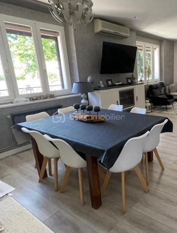 Idéalement située à proximité du centre ville - des écoles, commerces, transports, découvrez cette maison de ville offrant 214 m² habitables.

Un espace de vie généreux et lumineux
vaste séjour climatisé baigné de lumière, parfait pour vos moments de partage - Cuisine séparée avec salle à manger

- 5 chambres, dont une superbe suite parentale de 45 m² avec dressing et salle de bain privative et possibilité 8.

- 3 salles de bains et 3 WC pour le confort de tous.

De 2 grandes terrasses idéales pour recevoir et profiter des belles journées ensoleillées.
Un extérieur pensé pour la détente
Côté jardin, un espace piscine soigneusement aménagé vous invite à la relaxation en toute intimité. 

Un garage motos fermé.

🚀  Un potentiel d'évolution exceptionnel !
        La possibilité d'aménager encore 30 m² de combles selon vos envies.

Grâce à ses volumes hors normes et sa configuration, cette propriété est le couteau suisse de l'immobilier. Elle s'adaptera parfaitement à tous vos projets.
Possibilité de scinder la maison en 2 appartements avec entrées séparées.

Famille recomposée ou projet de colocation : Chacun y trouvera son espace de liberté.

Projet professionnel / Indépendants : Idéal pour exercer à domicile sans empiéter sur la vie privée.

Accueil et services : Une configuration parfaite pour un projet de garde d'enfants (assistante maternelle) ou d'accueil d'adultes.

Ne laissez pas passer cette opportunité unique alliant confort, espace et emplacement privilégié.

📞 Contactez-moi dès aujourd'hui pour organiser votre visite 06 01 82 85 97 !
