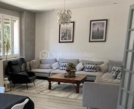 Idéalement située à proximité du centre ville - des écoles, commerces, transports, découvrez cette maison de ville offrant 214 m² habitables.

Un espace de vie généreux et lumineux
vaste séjour climatisé baigné de lumière, parfait pour vos moments de partage - Cuisine séparée avec salle à manger

- 5 chambres, dont une superbe suite parentale de 45 m² avec dressing et salle de bain privative et possibilité 8.

- 3 salles de bains et 3 WC pour le confort de tous.

De 2 grandes terrasses idéales pour recevoir et profiter des belles journées ensoleillées.
Un extérieur pensé pour la détente
Côté jardin, un espace piscine soigneusement aménagé vous invite à la relaxation en toute intimité. 

Un garage motos fermé.

🚀  Un potentiel d'évolution exceptionnel !
        La possibilité d'aménager encore 30 m² de combles selon vos envies.

Grâce à ses volumes hors normes et sa configuration, cette propriété est le couteau suisse de l'immobilier. Elle s'adaptera parfaitement à tous vos projets.
Possibilité de scinder la maison en 2 appartements avec entrées séparées.

Famille recomposée ou projet de colocation : Chacun y trouvera son espace de liberté.

Projet professionnel / Indépendants : Idéal pour exercer à domicile sans empiéter sur la vie privée.

Accueil et services : Une configuration parfaite pour un projet de garde d'enfants (assistante maternelle) ou d'accueil d'adultes.

Ne laissez pas passer cette opportunité unique alliant confort, espace et emplacement privilégié.

📞 Contactez-moi dès aujourd'hui pour organiser votre visite 06 01 82 85 97 !