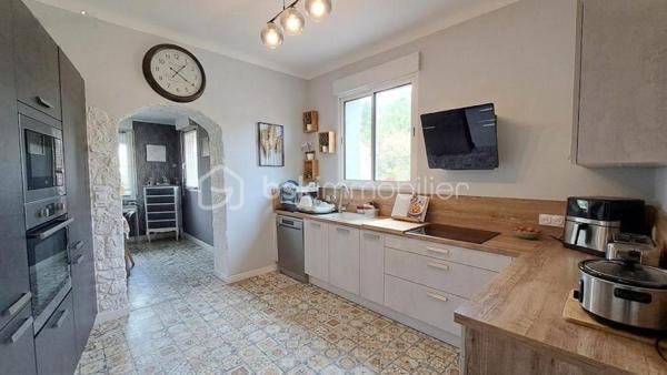 Idéalement située à proximité du centre ville - des écoles, commerces, transports, découvrez cette maison de ville offrant 214 m² habitables.

Un espace de vie généreux et lumineux
vaste séjour climatisé baigné de lumière, parfait pour vos moments de partage - Cuisine séparée avec salle à manger

- 5 chambres, dont une superbe suite parentale de 45 m² avec dressing et salle de bain privative et possibilité 8.

- 3 salles de bains et 3 WC pour le confort de tous.

De 2 grandes terrasses idéales pour recevoir et profiter des belles journées ensoleillées.
Un extérieur pensé pour la détente
Côté jardin, un espace piscine soigneusement aménagé vous invite à la relaxation en toute intimité. 

Un garage motos fermé.

🚀  Un potentiel d'évolution exceptionnel !
        La possibilité d'aménager encore 30 m² de combles selon vos envies.

Grâce à ses volumes hors normes et sa configuration, cette propriété est le couteau suisse de l'immobilier. Elle s'adaptera parfaitement à tous vos projets.
Possibilité de scinder la maison en 2 appartements avec entrées séparées.

Famille recomposée ou projet de colocation : Chacun y trouvera son espace de liberté.

Projet professionnel / Indépendants : Idéal pour exercer à domicile sans empiéter sur la vie privée.

Accueil et services : Une configuration parfaite pour un projet de garde d'enfants (assistante maternelle) ou d'accueil d'adultes.

Ne laissez pas passer cette opportunité unique alliant confort, espace et emplacement privilégié.

📞 Contactez-moi dès aujourd'hui pour organiser votre visite 06 01 82 85 97 !