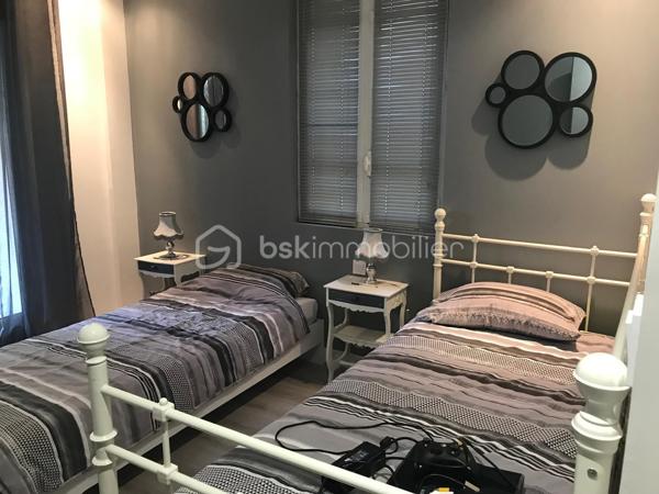 Idéalement située à proximité du centre ville - des écoles, commerces, transports, découvrez cette maison de ville offrant 214 m² habitables.

Un espace de vie généreux et lumineux
vaste séjour climatisé baigné de lumière, parfait pour vos moments de partage - Cuisine séparée avec salle à manger

- 5 chambres, dont une superbe suite parentale de 45 m² avec dressing et salle de bain privative et possibilité 8.

- 3 salles de bains et 3 WC pour le confort de tous.

De 2 grandes terrasses idéales pour recevoir et profiter des belles journées ensoleillées.
Un extérieur pensé pour la détente
Côté jardin, un espace piscine soigneusement aménagé vous invite à la relaxation en toute intimité. 

Un garage motos fermé.

🚀  Un potentiel d'évolution exceptionnel !
        La possibilité d'aménager encore 30 m² de combles selon vos envies.

Grâce à ses volumes hors normes et sa configuration, cette propriété est le couteau suisse de l'immobilier. Elle s'adaptera parfaitement à tous vos projets.
Possibilité de scinder la maison en 2 appartements avec entrées séparées.

Famille recomposée ou projet de colocation : Chacun y trouvera son espace de liberté.

Projet professionnel / Indépendants : Idéal pour exercer à domicile sans empiéter sur la vie privée.

Accueil et services : Une configuration parfaite pour un projet de garde d'enfants (assistante maternelle) ou d'accueil d'adultes.

Ne laissez pas passer cette opportunité unique alliant confort, espace et emplacement privilégié.

📞 Contactez-moi dès aujourd'hui pour organiser votre visite 06 01 82 85 97 !