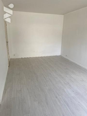 Studio  VESOUL résidence calme avec cave et garage Chauffage électrique  individuel. Libre Ascenseur