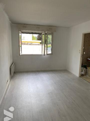 Studio  VESOUL résidence calme avec cave et garage Chauffage électrique  individuel. Libre Ascenseur