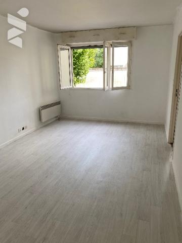Studio  VESOUL résidence calme avec cave et garage Chauffage électrique  individuel. Libre Ascenseur