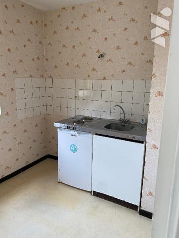 Studio  VESOUL résidence calme avec cave et garage Chauffage électrique  individuel. Libre Ascenseur
