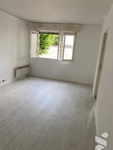 Studio  VESOUL résidence calme avec cave et garage Chauffage électrique  individuel. Libre Ascenseur