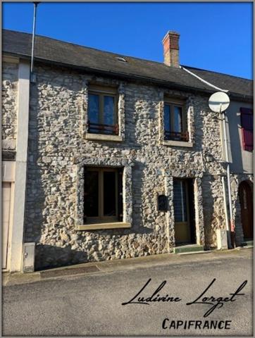 Proche VILLERS-COTTERETS (15km) et NEUILLY-SAINT-FRONT (6km)- à vendre maison en pierre mitoyenne- 85m2 - 2 pièces- 1 chambre– grenier – Terrain 164m2