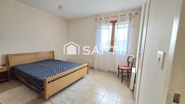 Maison de 125 m2, 4 chambres, 2 salles de bain, jardin et garage.