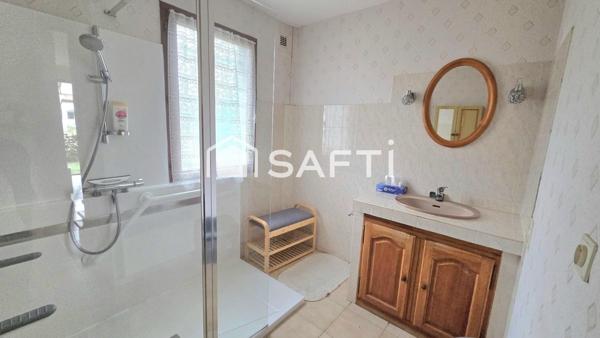 Maison de 125 m2, 4 chambres, 2 salles de bain, jardin et garage.