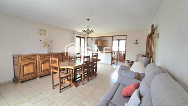 Maison de 125 m2, 4 chambres, 2 salles de bain, jardin et garage.