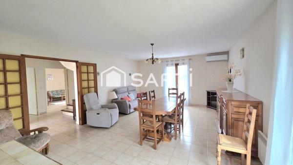 Maison de 125 m2, 4 chambres, 2 salles de bain, jardin et garage.