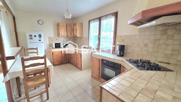 Maison de 125 m2, 4 chambres, 2 salles de bain, jardin et garage.