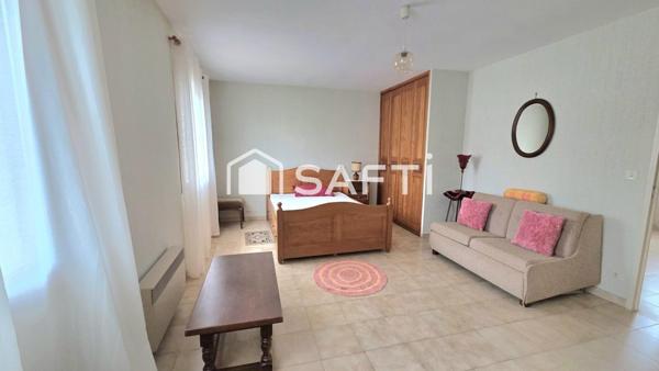 Maison de 125 m2, 4 chambres, 2 salles de bain, jardin et garage.