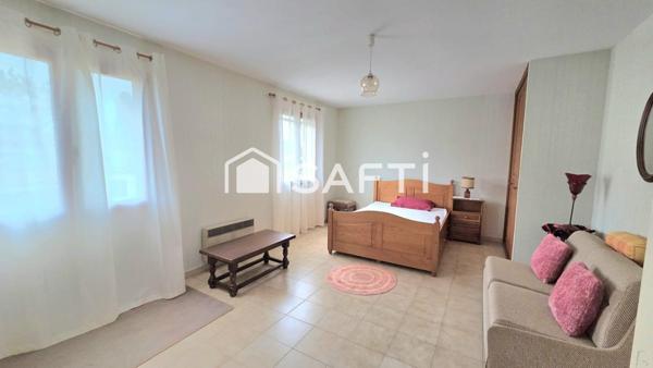 Maison de 125 m2, 4 chambres, 2 salles de bain, jardin et garage.