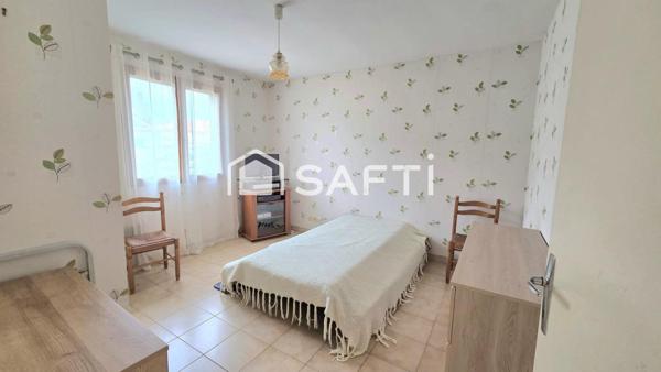 Maison de 125 m2, 4 chambres, 2 salles de bain, jardin et garage.