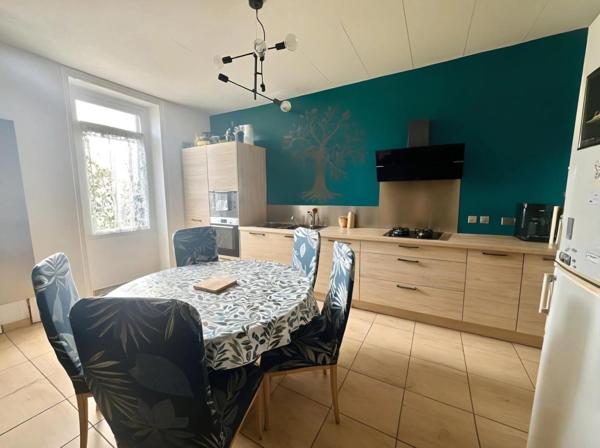 ROANNE - MAISON d'environ 110 m2 - 3 CHAMBRES - 1 BUREAU - TERRAIN 700 m2 - DEPENDANCES 41 m2