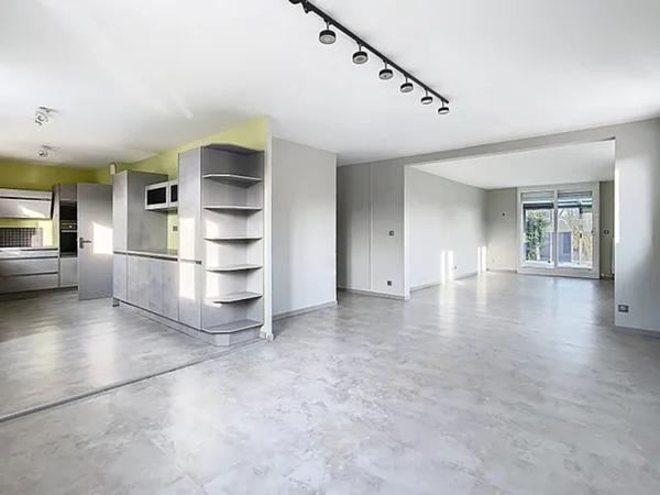 Appartement/"maison"  7 pièce(s) 145.40 m2, avec véranda,  garage fermé, place de parking extérieur, refait à neuf