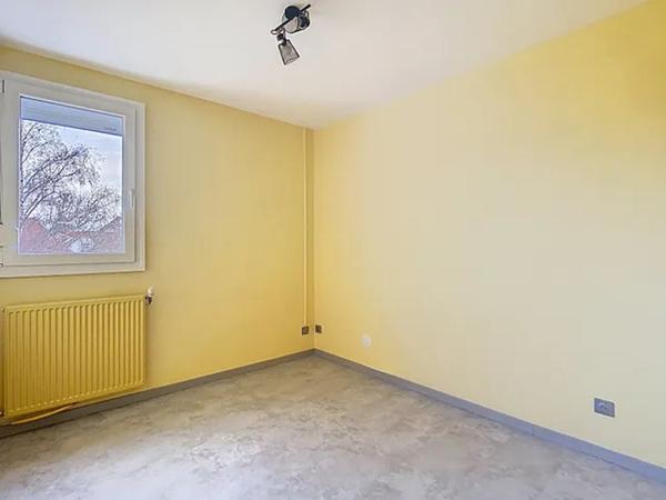Appartement/"maison"  7 pièce(s) 145.40 m2, avec véranda,  garage fermé, place de parking extérieur, refait à neuf