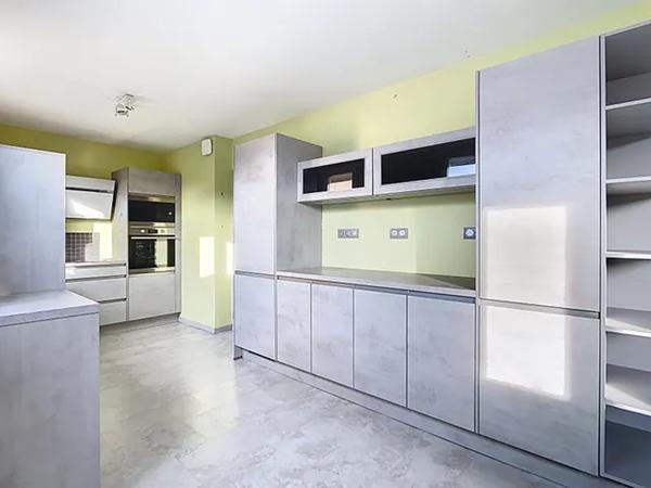 Appartement/"maison"  7 pièce(s) 145.40 m2, avec véranda,  garage fermé, place de parking extérieur, refait à neuf