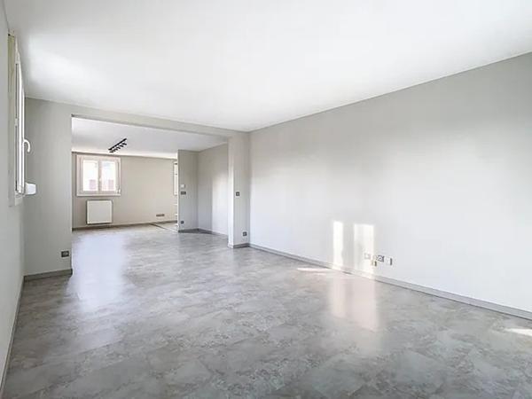 Appartement/"maison"  7 pièce(s) 145.40 m2, avec véranda,  garage fermé, place de parking extérieur, refait à neuf