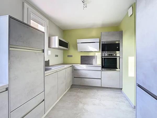 Appartement/"maison"  7 pièce(s) 145.40 m2, avec véranda,  garage fermé, place de parking extérieur, refait à neuf