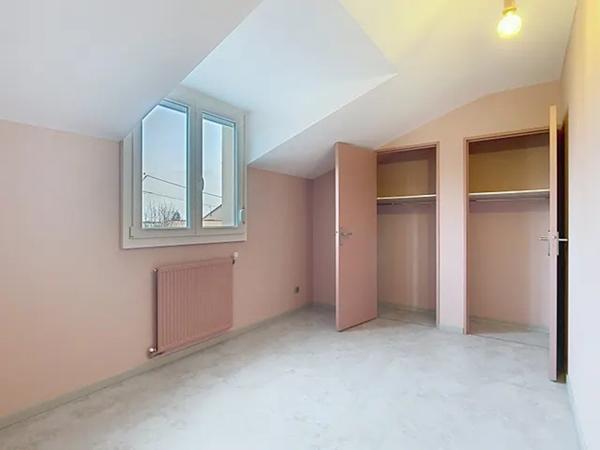 Appartement/"maison"  7 pièce(s) 145.40 m2, avec véranda,  garage fermé, place de parking extérieur, refait à neuf