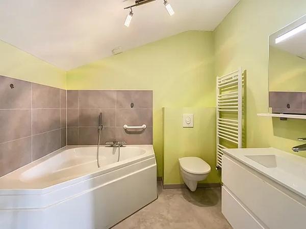 Appartement/"maison"  7 pièce(s) 145.40 m2, avec véranda,  garage fermé, place de parking extérieur, refait à neuf